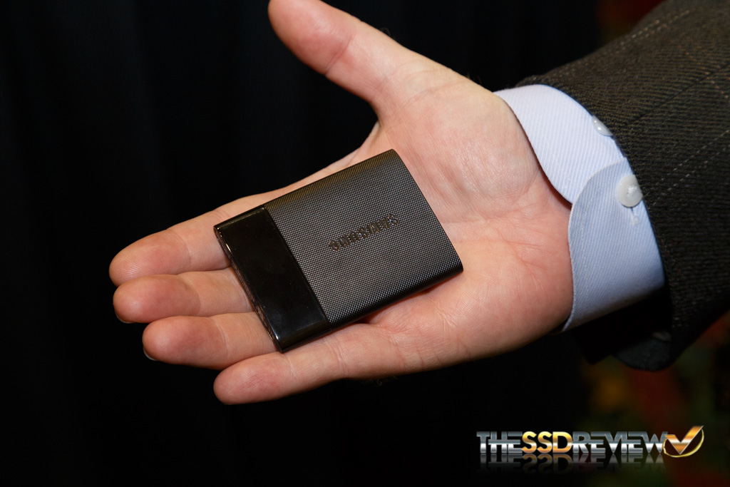 Storage Visions 2015 - Samsung Portable SSD T1 in Hand