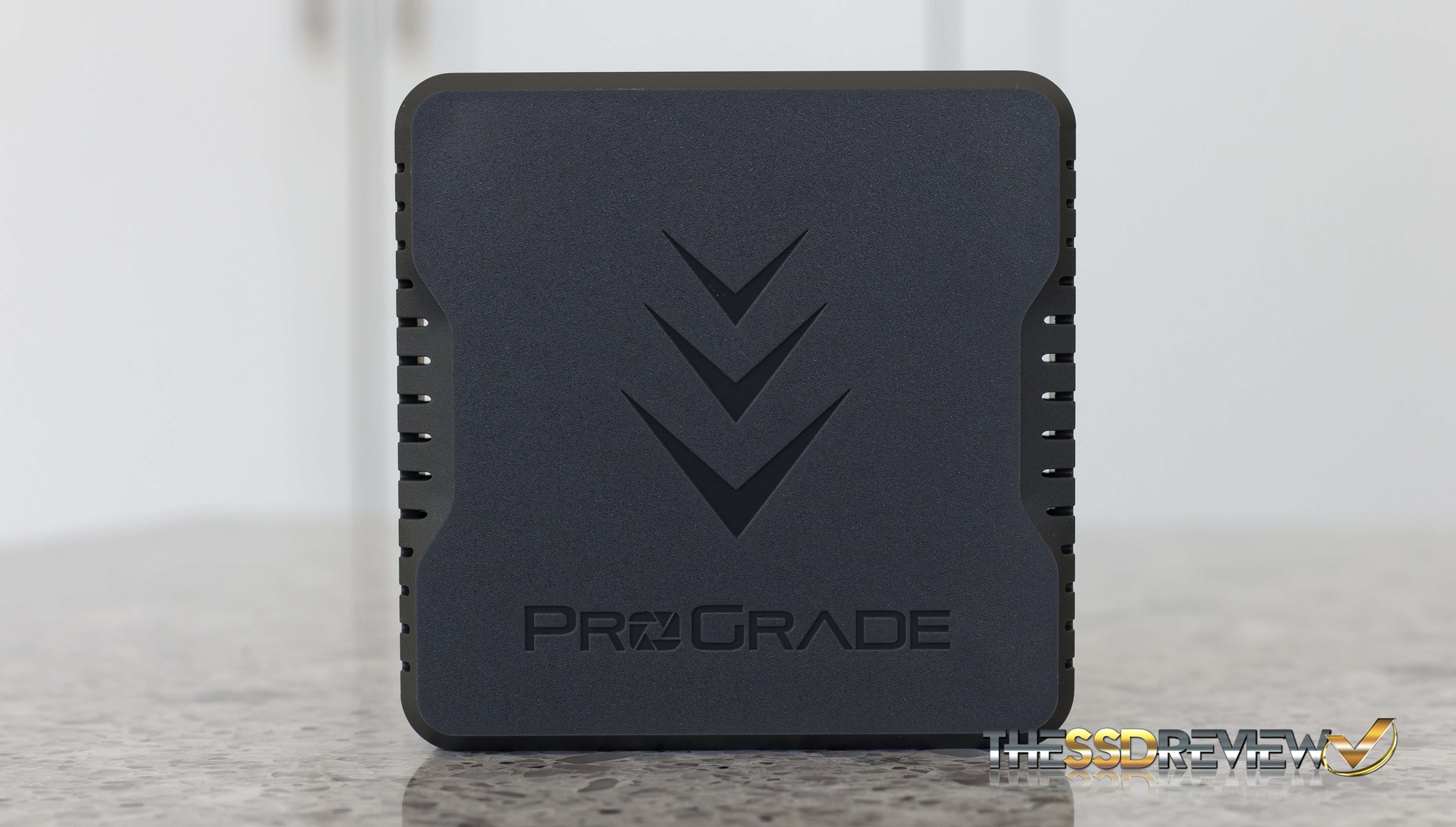 SSD Externe ProGrade Digital 8To USB 4.0 - Vitesse 3000 Mo/s, Compatible Thunderbolt, Avec étui Et Base Magnétique